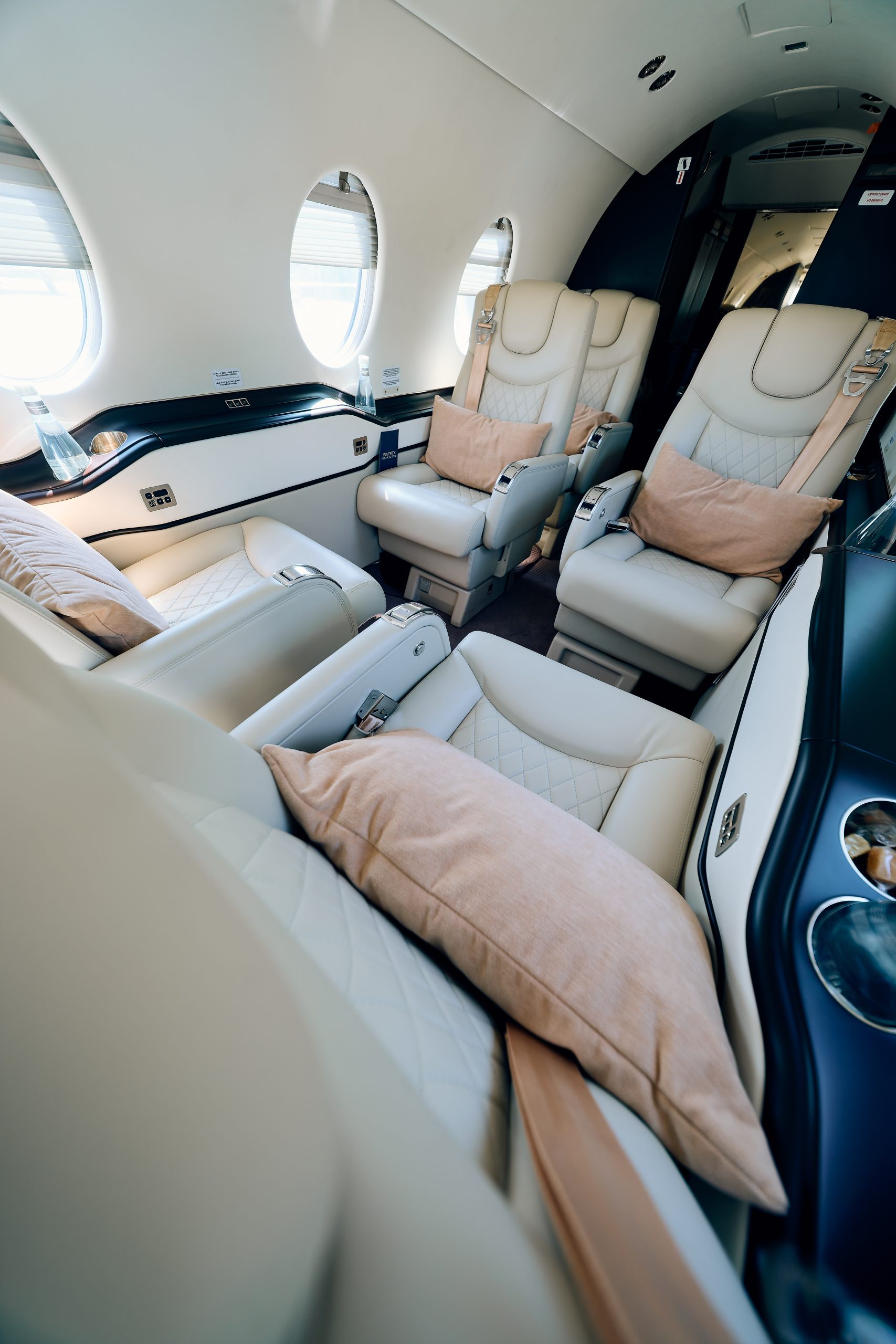 Hawker 400 XP YR-BIG gallery 1